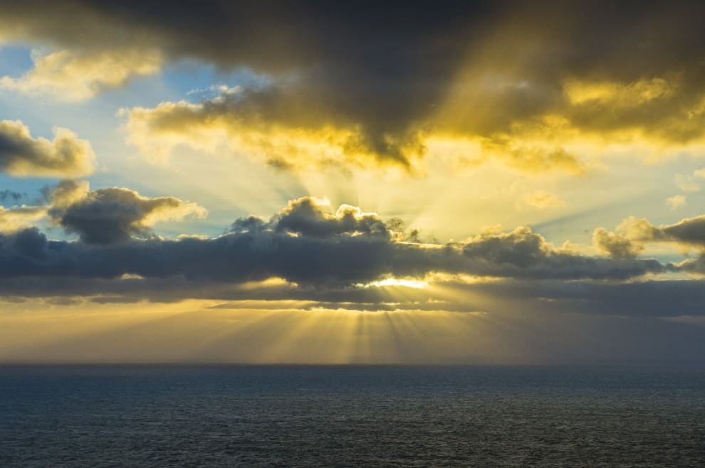 L'orizzonte magico: il sole incontra il mare