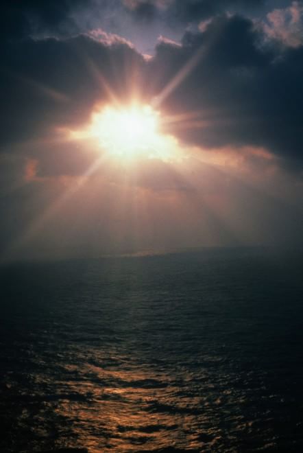 L'orizzonte magico: il sole incontra il mare