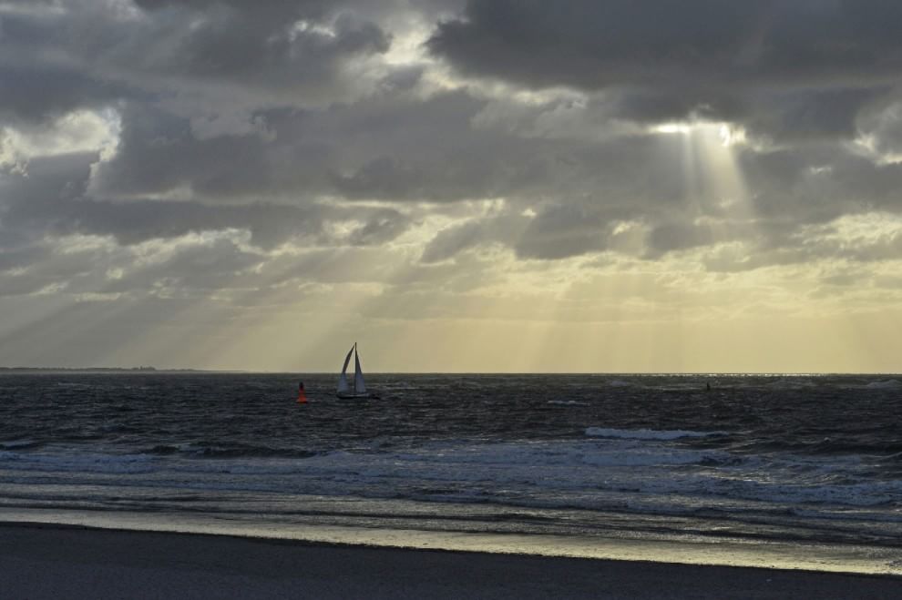 L'orizzonte magico: il sole incontra il mare