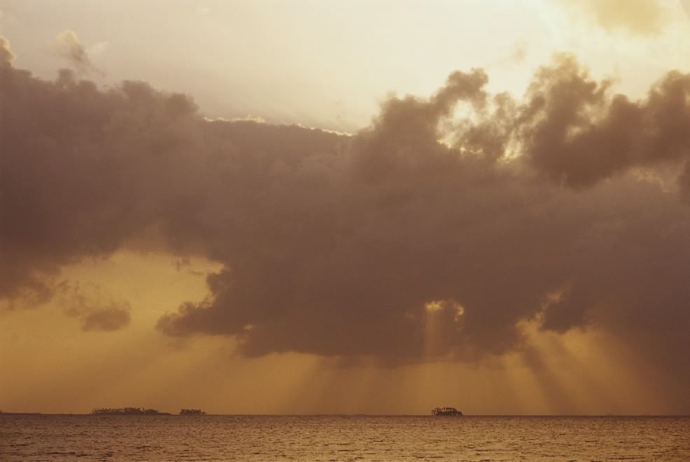 L'orizzonte magico: il sole incontra il mare