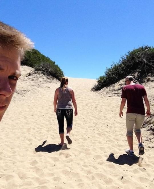 Dalla spiaggia al matrimonio lui c'è: i selfie del "terzo incomodo"