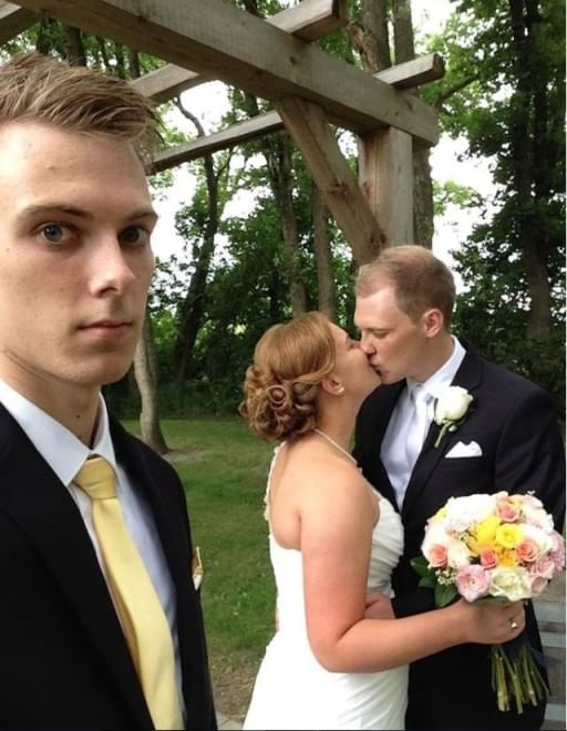 Dalla spiaggia al matrimonio lui c'è: i selfie del "terzo incomodo"