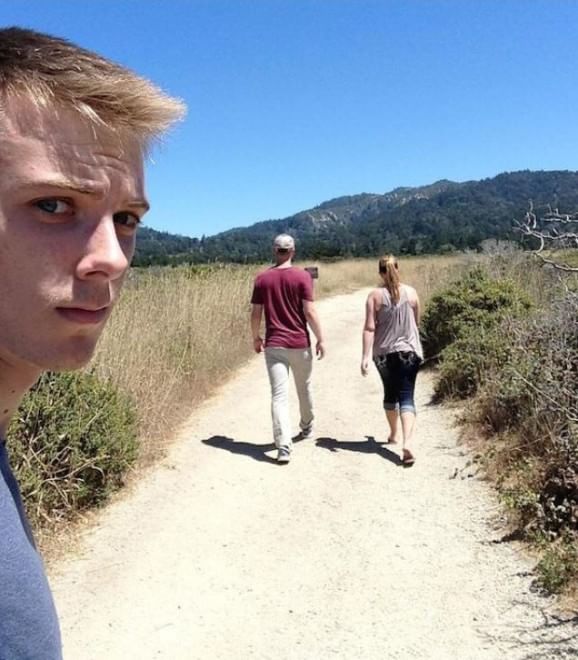 Dalla spiaggia al matrimonio lui c'è: i selfie del "terzo incomodo"