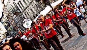 Funk Off, soul e R&B per marching band di paese