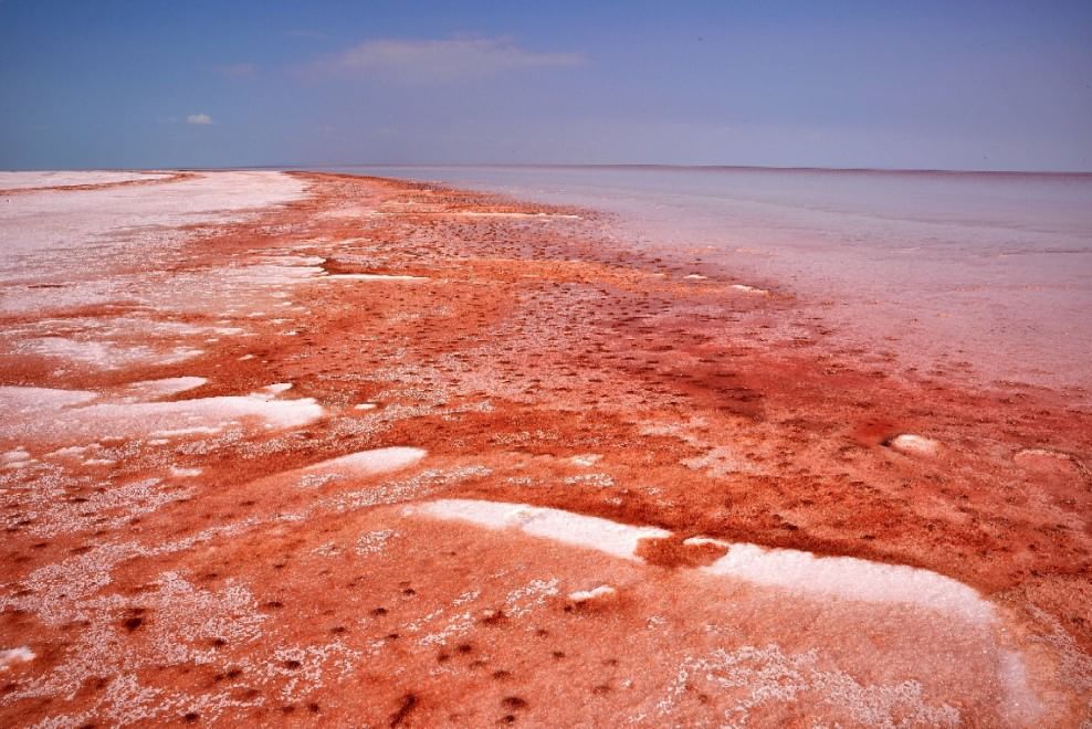 Turchia, il lago salato si tinge di rosso 