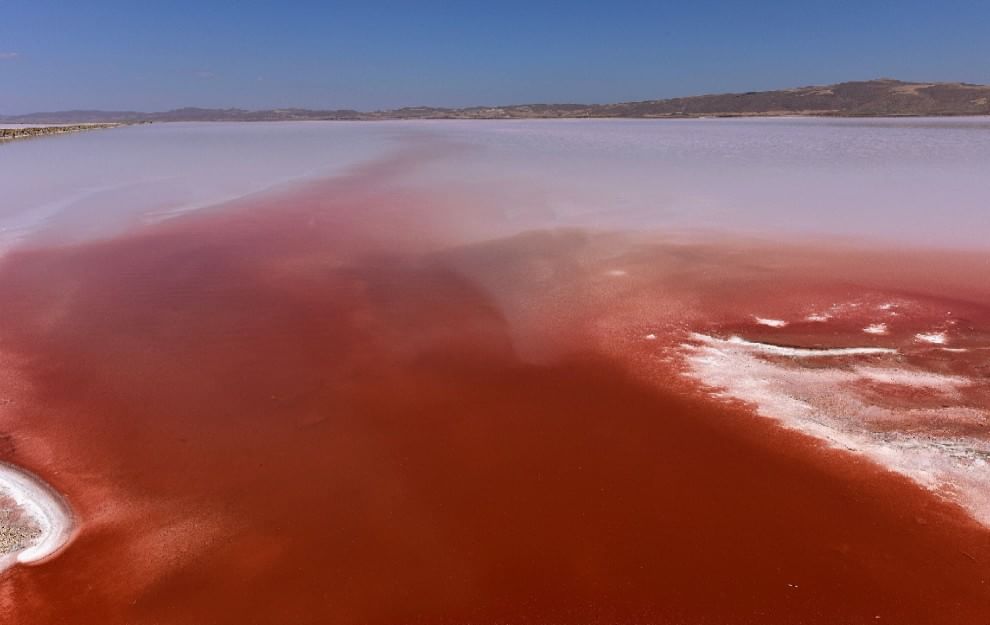 Turchia, il lago salato si tinge di rosso 