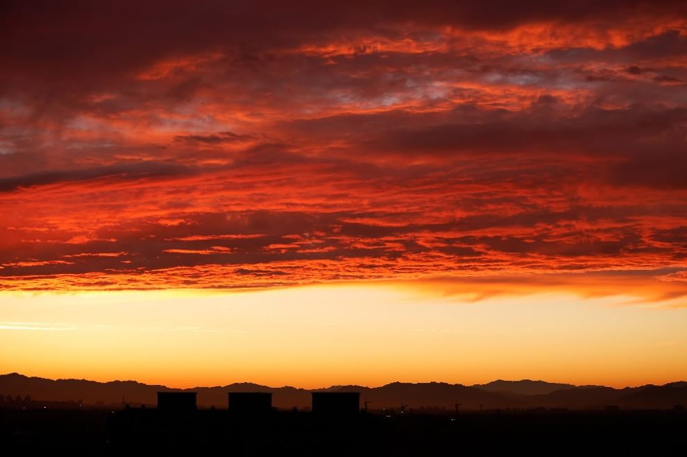 Cina, il cielo è uno spettacolo: tramonto su Pechino