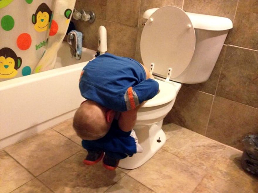 Dormire ovunque è possibile: bambini campioni del pisolino