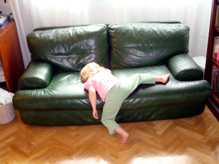 Dormire ovunque è possibile: bambini campioni del pisolino