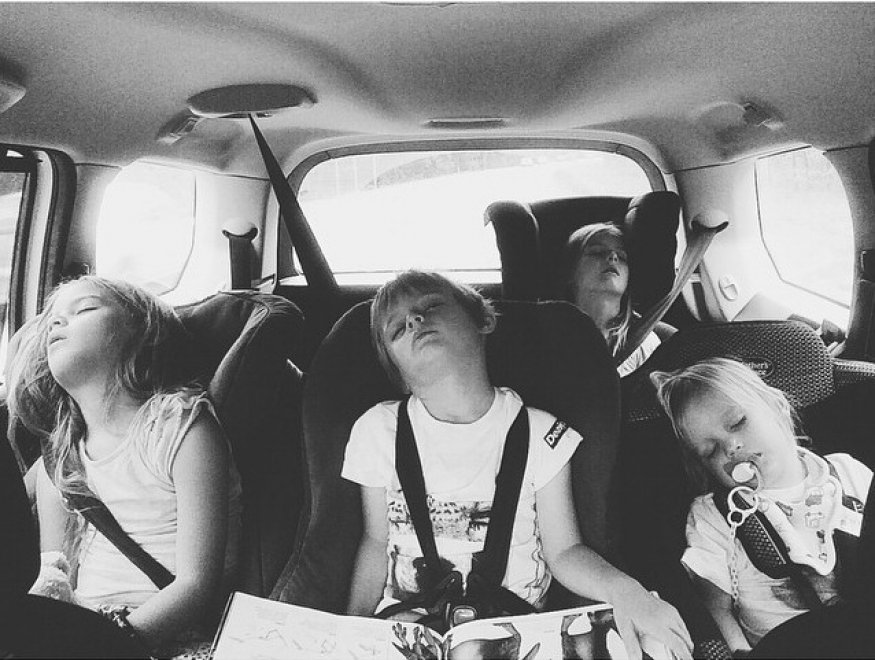 Dormire ovunque è possibile: bambini campioni del pisolino