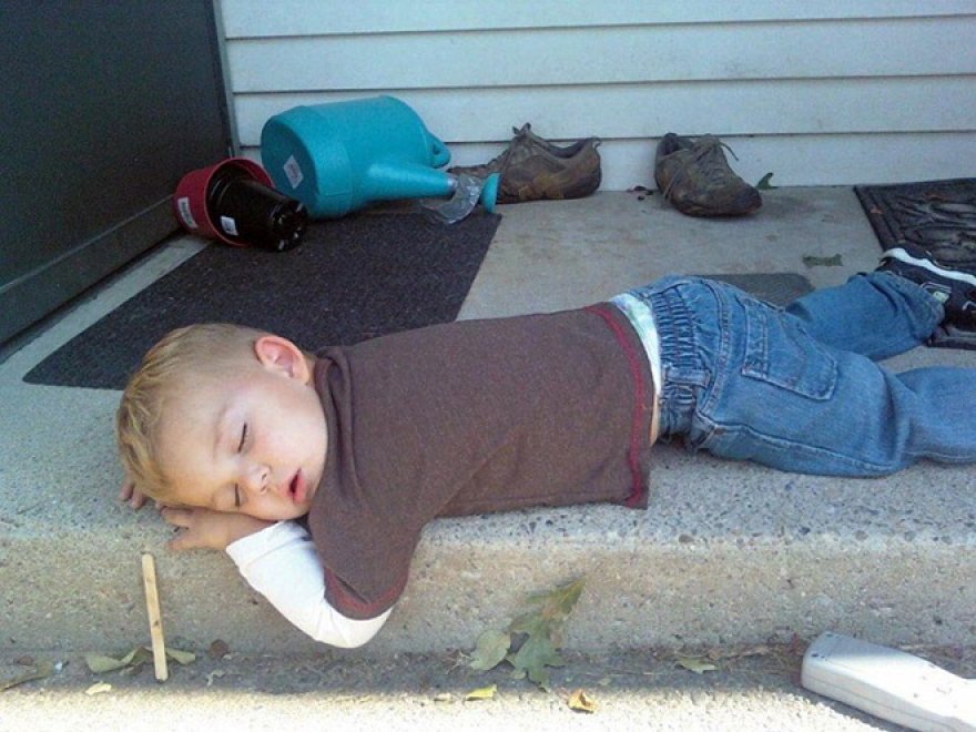 Dormire ovunque è possibile: bambini campioni del pisolino