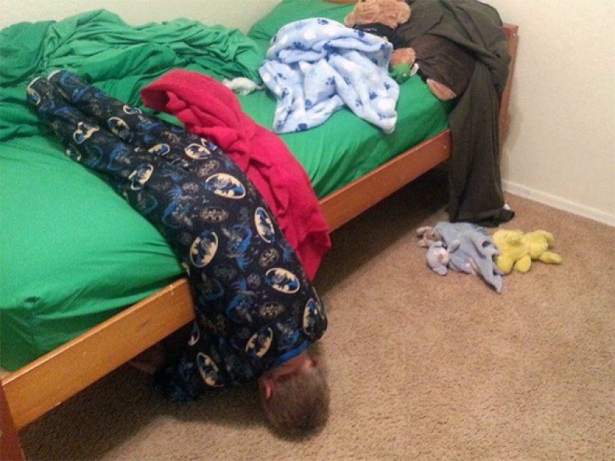 Dormire ovunque è possibile: bambini campioni del pisolino