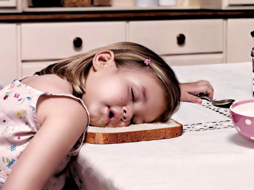 Dormire ovunque è possibile: bambini campioni del pisolino
