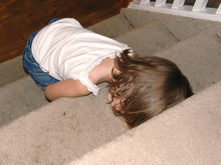 Dormire ovunque è possibile: bambini campioni del pisolino