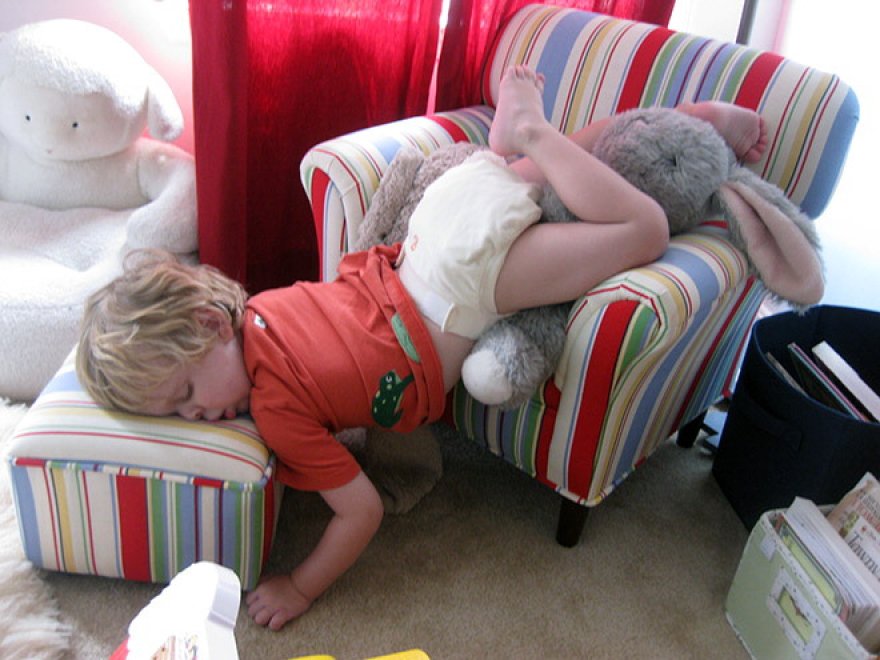Dormire ovunque è possibile: bambini campioni del pisolino