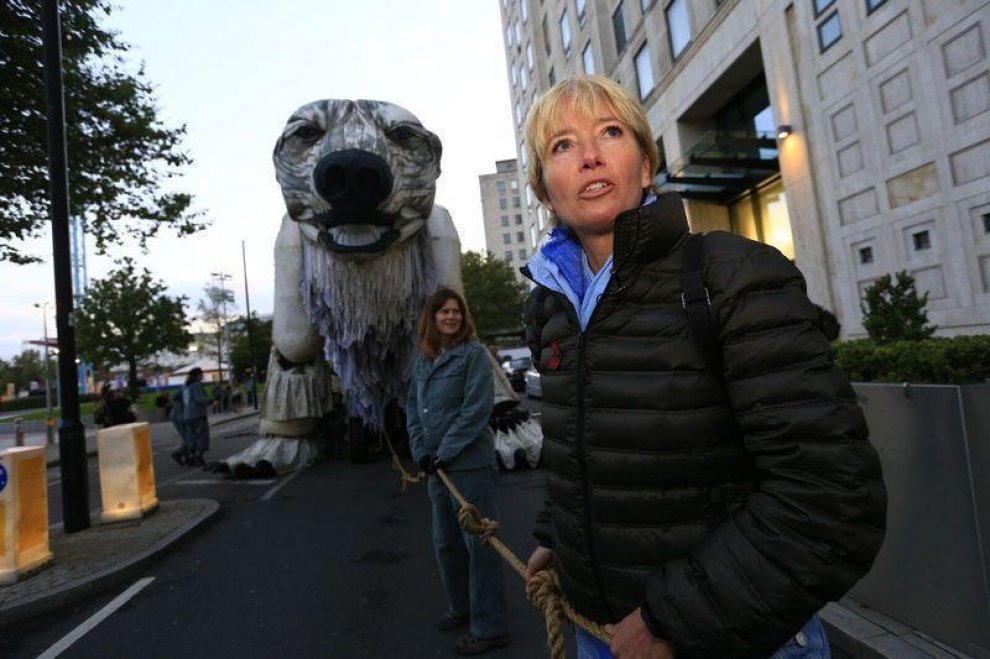 Gb, orso polare davanti alla sede di Shell: la protesta di Greenpeace