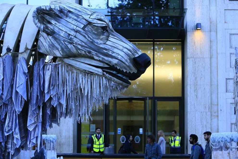 Gb, orso polare davanti alla sede di Shell: la protesta di Greenpeace