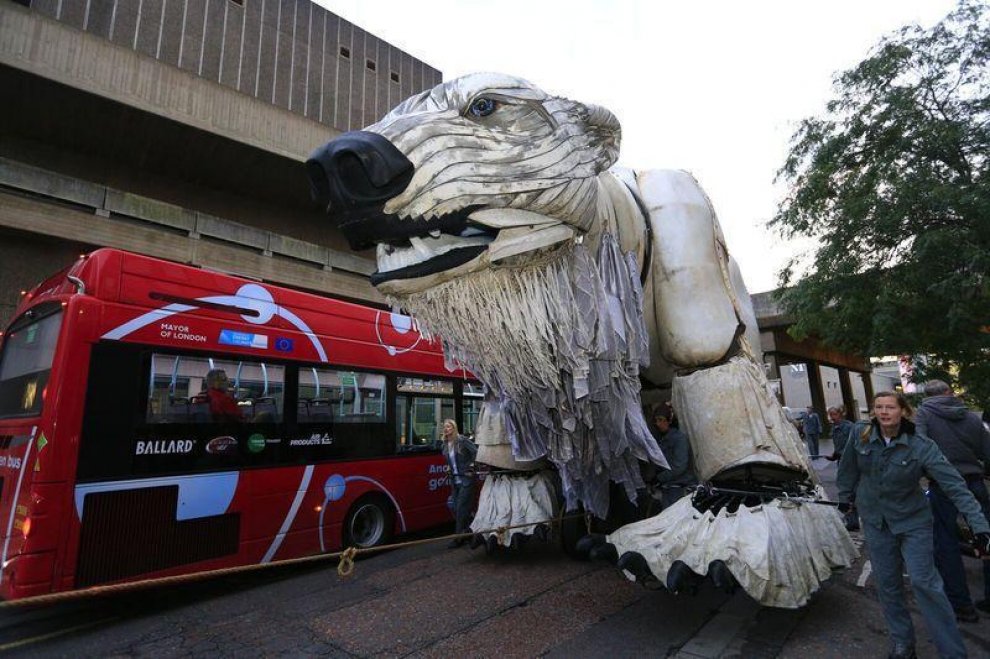 Gb, orso polare davanti alla sede di Shell: la protesta di Greenpeace