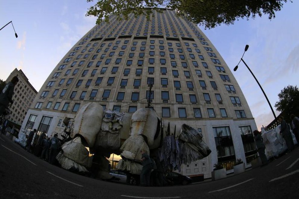 Gb, orso polare davanti alla sede di Shell: la protesta di Greenpeace