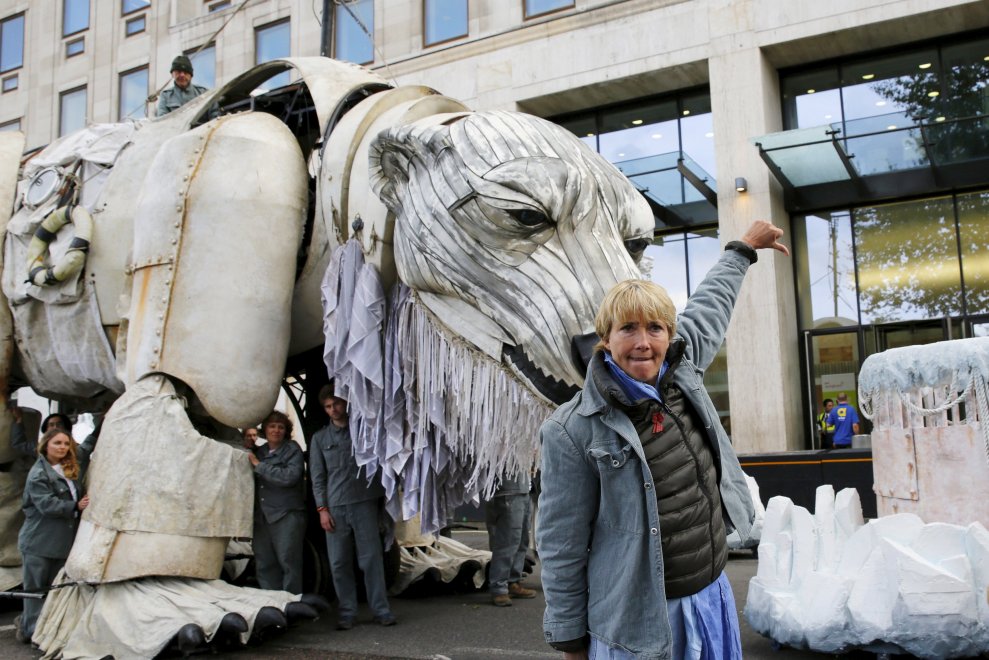 Gb, orso polare davanti alla sede di Shell: la protesta di Greenpeace