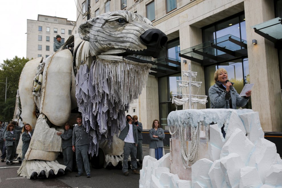 Gb, orso polare davanti alla sede di Shell: la protesta di Greenpeace