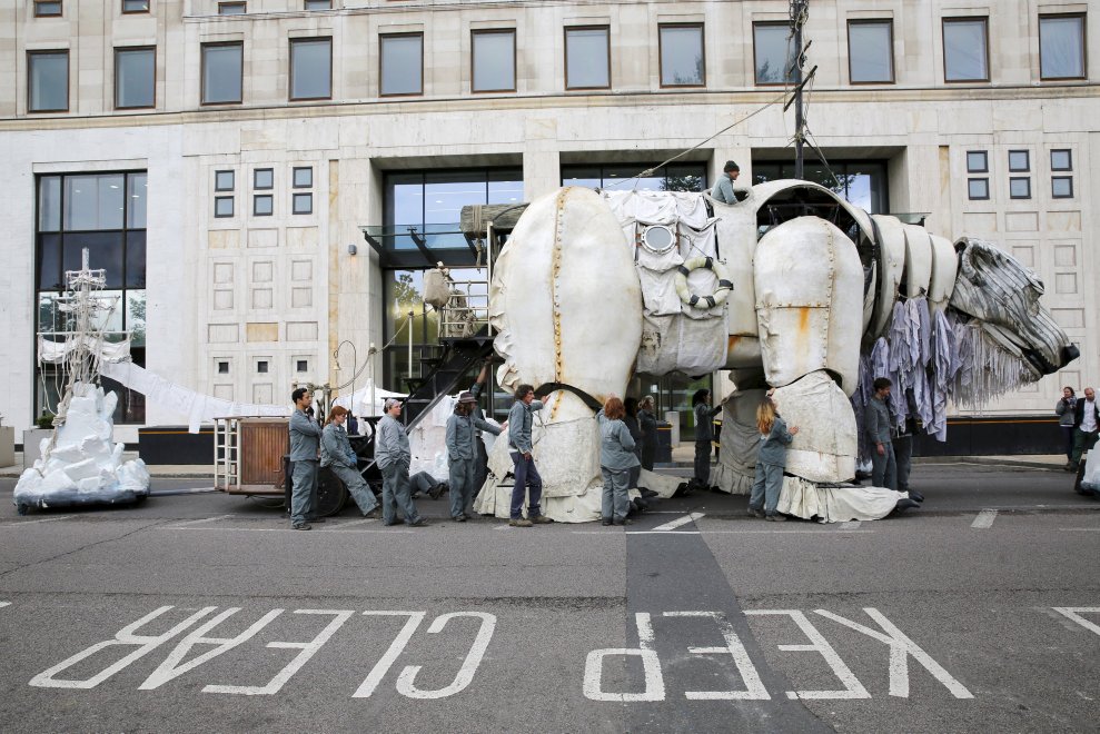 Gb, orso polare davanti alla sede di Shell: la protesta di Greenpeace