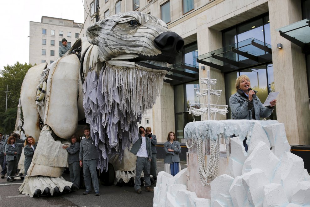 Gb, orso polare davanti alla sede di Shell: la protesta di Greenpeace