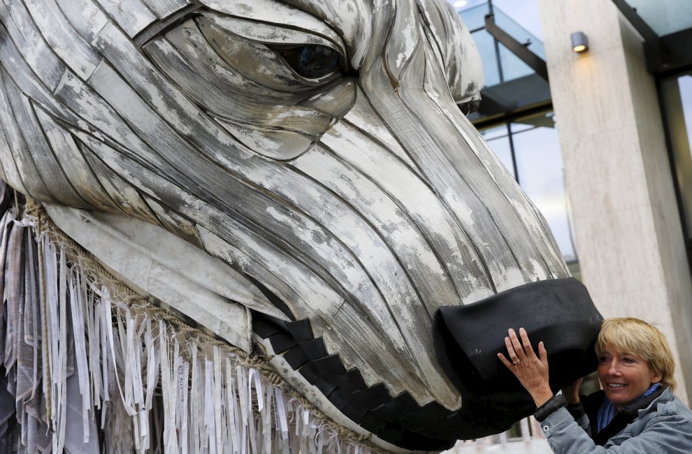 Gb, orso polare davanti alla sede di Shell: la protesta di Greenpeace