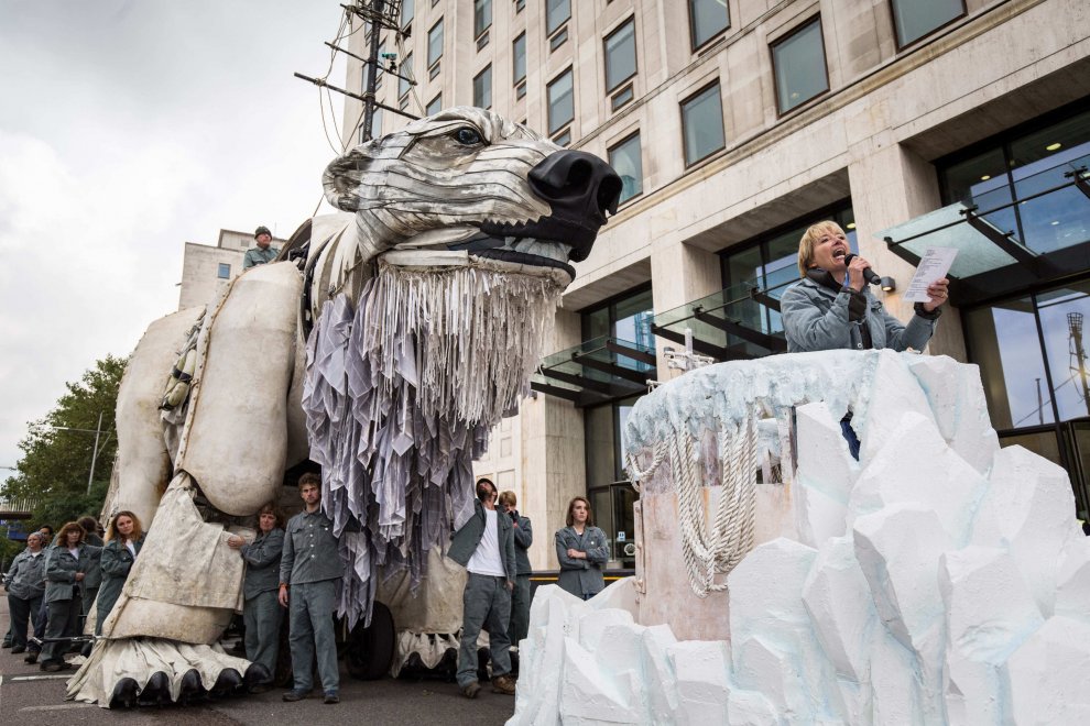 Gb, orso polare davanti alla sede di Shell: la protesta di Greenpeace