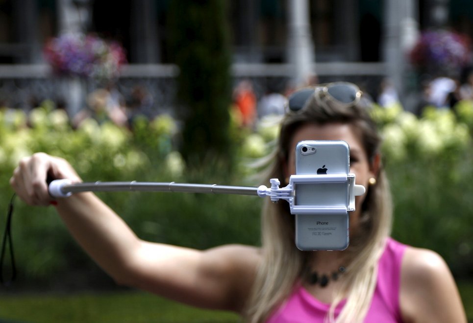 Ossessione selfie stick: quando il braccio non basta 