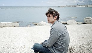 La prima luce di Scamarcio fino alla fine del mondo