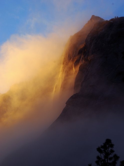 Yosemite, una cascata di fuoco tra le rocce