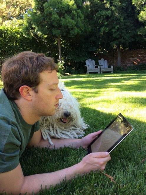 Beast, tra tenerezze e tecnologia: il cane social di Mark Zuckerberg
