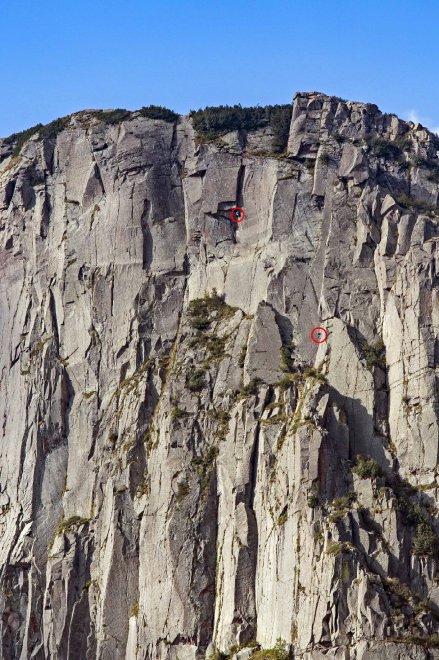 Mimetizzati sulle Dolomiti: la parete rocciosa nasconde gli alpinisti 