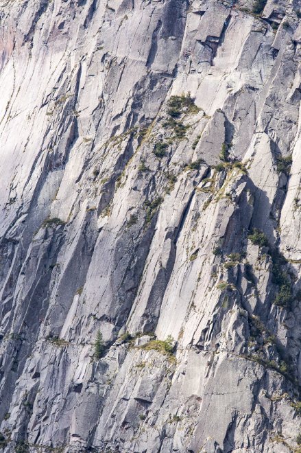 Mimetizzati sulle Dolomiti: la parete rocciosa nasconde gli alpinisti 