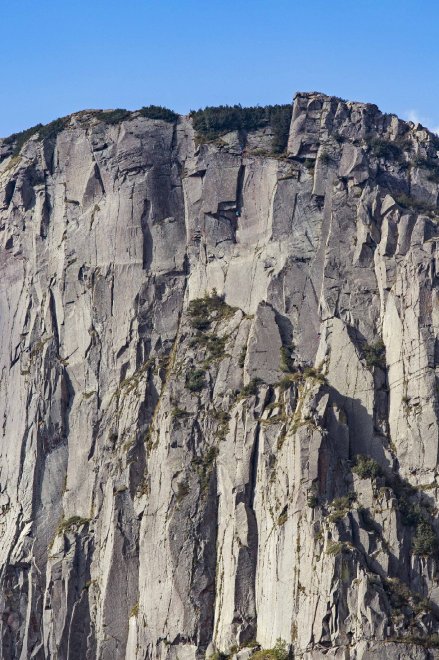 Mimetizzati sulle Dolomiti: la parete rocciosa nasconde gli alpinisti 