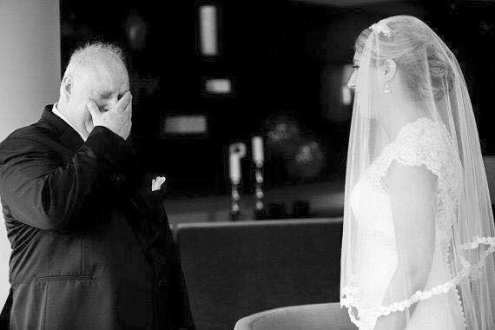 "Guardami papà, mi sposo": la reazione dei padri all'abito nuziale 