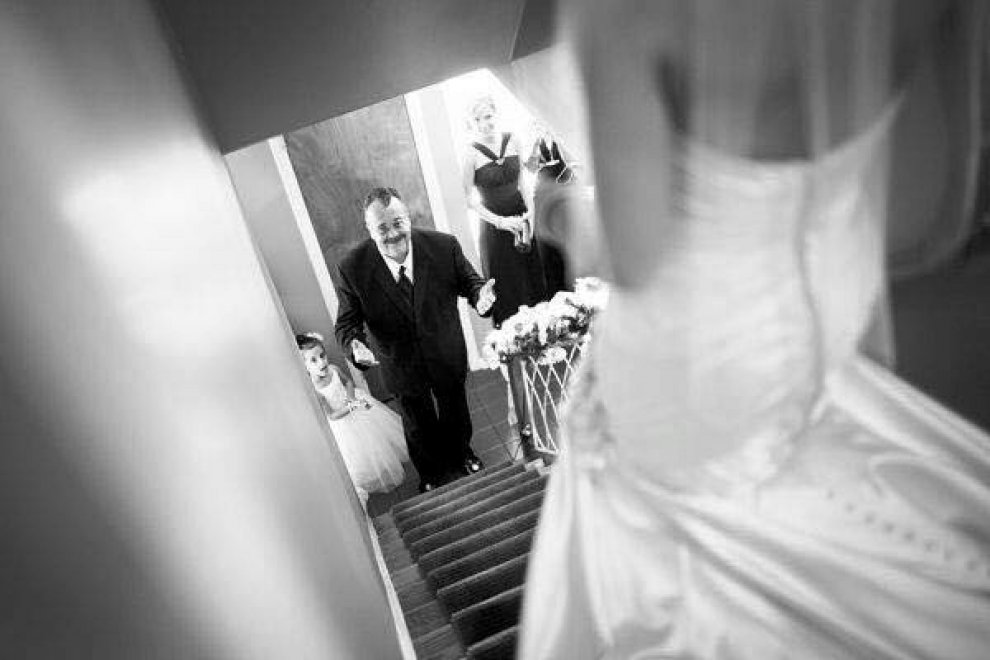 "Guardami papà, mi sposo": la reazione dei padri all'abito nuziale 