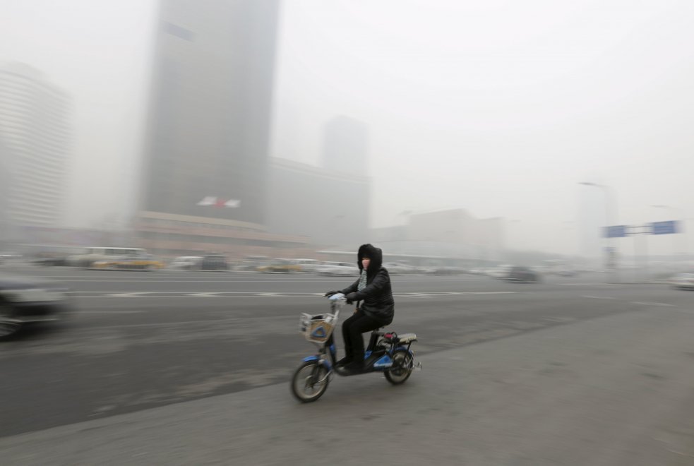 Pechino avvolta dallo smog: l'allerta inquinamento sale al massimo 