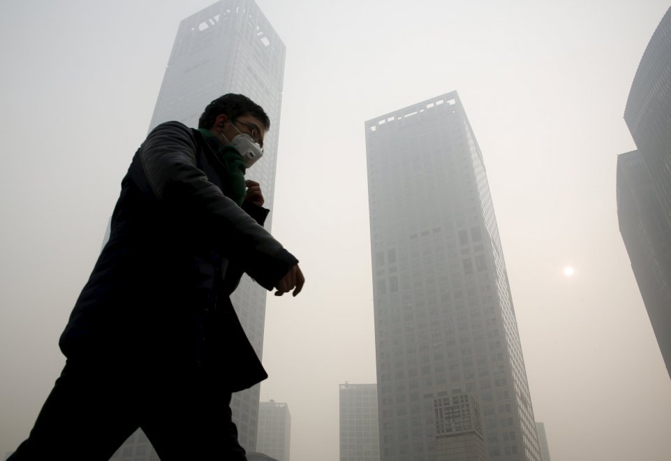 Pechino avvolta dallo smog: l'allerta inquinamento sale al massimo 