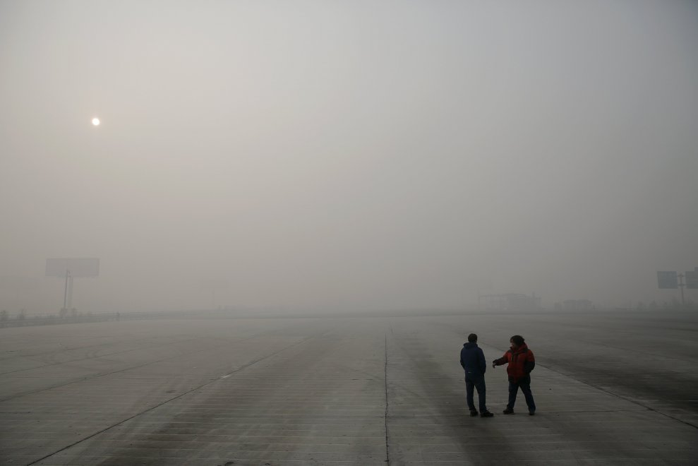 Pechino avvolta dallo smog: l'allerta inquinamento sale al massimo 