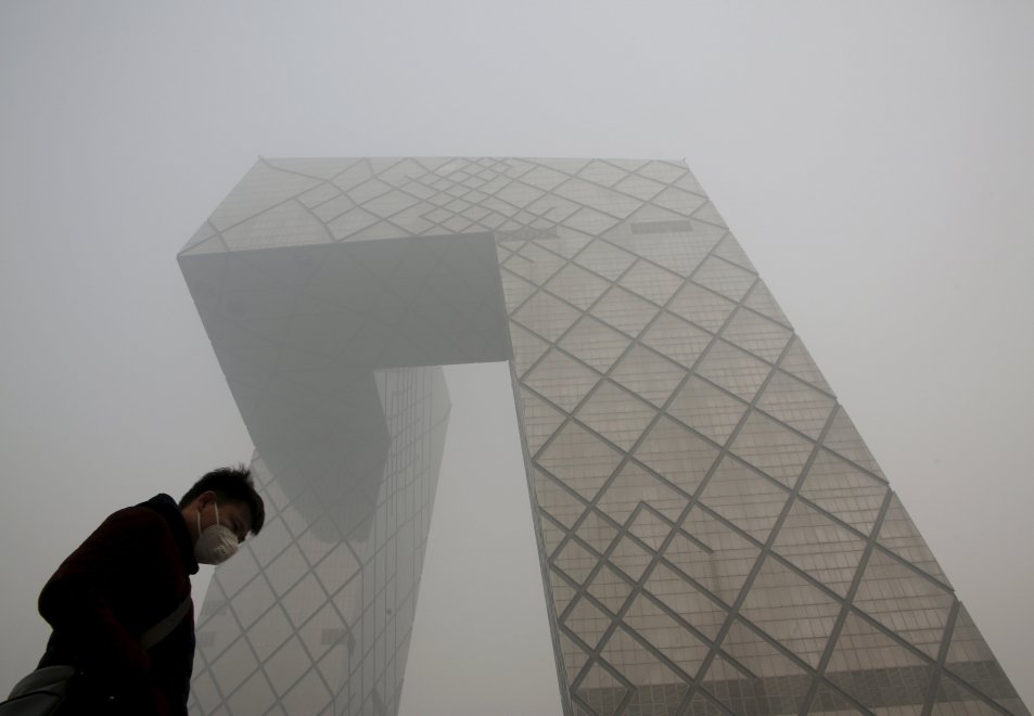 Pechino avvolta dallo smog: l'allerta inquinamento sale al massimo 