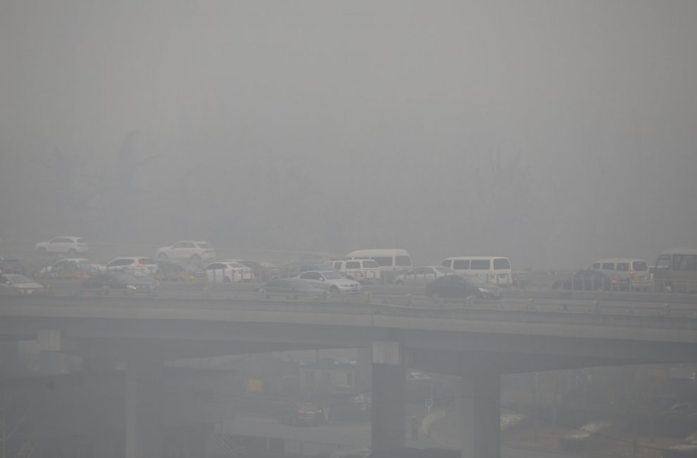 Pechino avvolta dallo smog: l'allerta inquinamento sale al massimo 