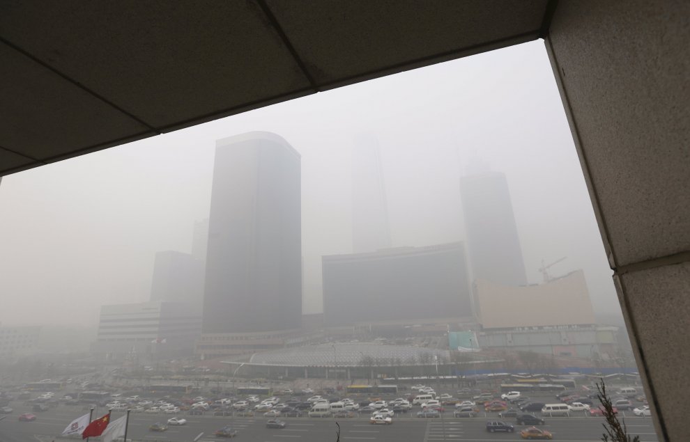 Pechino avvolta dallo smog: l'allerta inquinamento sale al massimo 