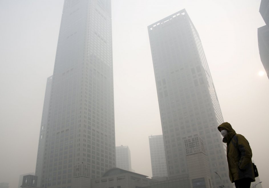 Pechino avvolta dallo smog: l'allerta inquinamento sale al massimo 