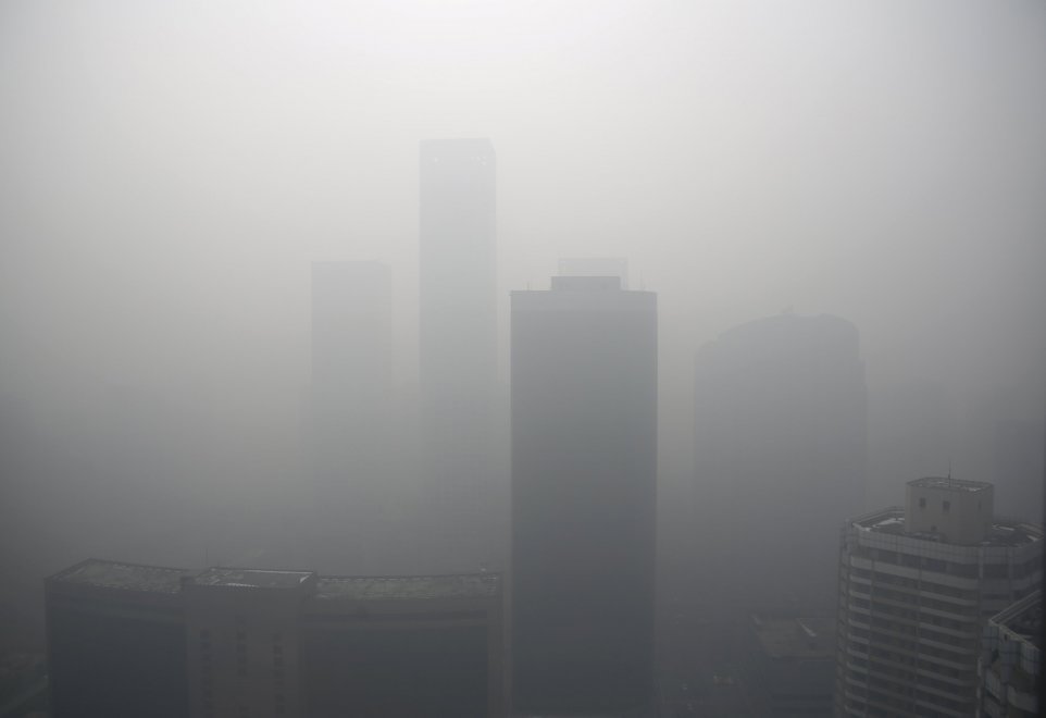 Pechino avvolta dallo smog: l'allerta inquinamento sale al massimo 