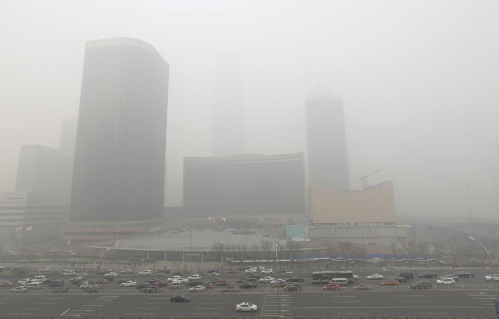 Pechino avvolta dallo smog: l'allerta inquinamento sale al massimo 