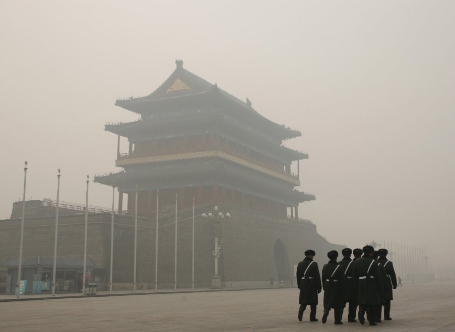 Pechino avvolta dallo smog: l'allerta inquinamento sale al massimo 