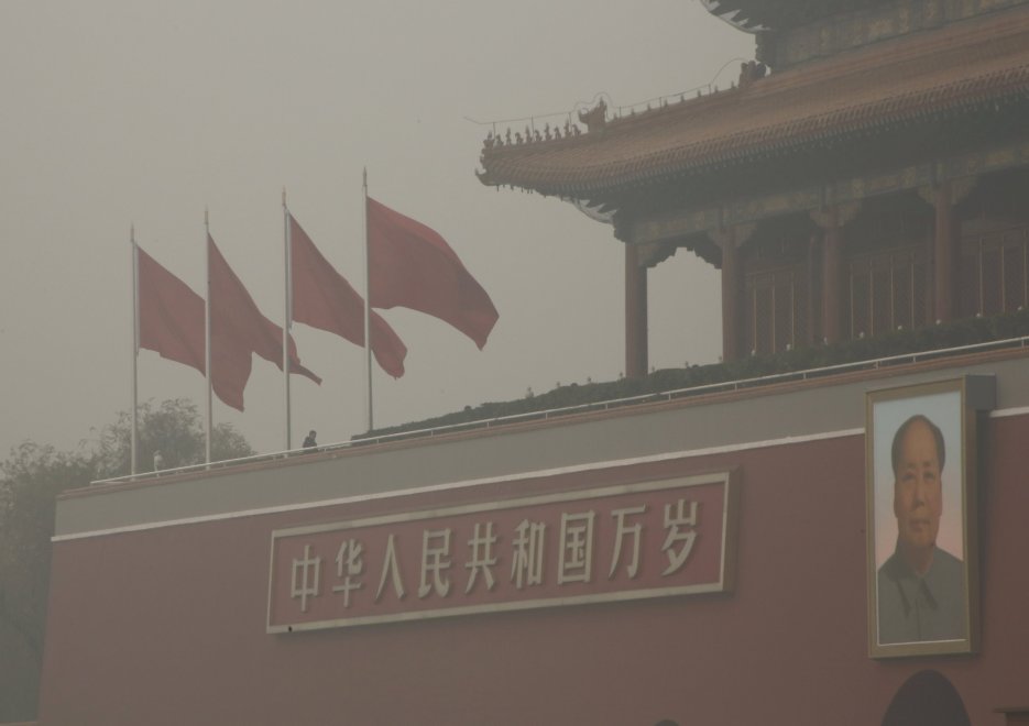 Pechino avvolta dallo smog: l'allerta inquinamento sale al massimo 