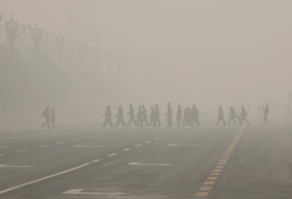 Pechino avvolta dallo smog: l'allerta inquinamento sale al massimo 